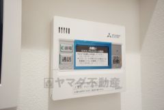 キッチン横からお湯張り、追い炊き、足し湯がボタン一つで楽々操作できる給湯機リモコンです＾＾忙しい夕飯の準備の時間帯に重宝しますね。