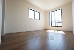 主寝室としてお使いいただけそうなこちらのお部屋は、日当たりが良く、爽やかな風を感じて起きる朝は、快適生活の始まりに。