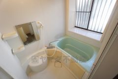 お掃除がしやすいユニットバス。 窓があるので、お風呂掃除などちょっとした換気をしたい時にも便利です。