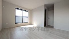 全居室6帖以上なのも嬉しいですね。2階主寝室は10帖。バルコニーに面した明るいお部屋で、WICもついた使いやすい洋室です。