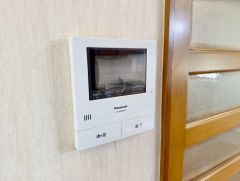 今や必需品となっておりますTVモニター付きインターホンです。録画・再生器のもついており防犯性もばっちりです。キッチン横にありワンタッチで外の方とお話ができますので便利です。