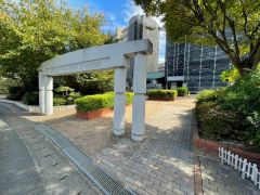 緑豊かな植栽に囲まれたマンションエントランス＾＾ゆとりあるアプローチが魅力で、四季折々の自然を身近に感じられます＾＾