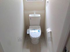 温水洗浄機付トイレです。節水機能もあるので、安心して使えますね。もちろん、1階2階の2ヶ所にトイレがあるので、忙しい朝にもゆとりができますね。