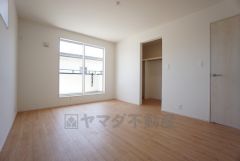 バルコニーに面した洋室です。大きな窓からやわらかな陽が差し込む明るいお部屋です。寝室としてもおすすめです。