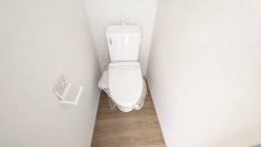 ウォシュレット付きトイレです。1階2階の2ヶ所にトイレがあるので、忙しい朝にもゆとりができますね＾＾