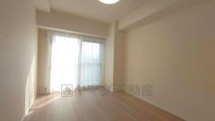 2階5.5帖の洋室です。南向きの窓から光を取り込み、一日中明るい空間を作ってくれます