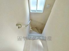 日中でも暗くなりがちな階段には、小窓を配置し採光も考えられたつくり＾＾手摺付きなので安全に上り下りできますね＾＾