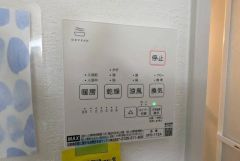 浴室暖房乾燥機には、暖房、乾燥、涼風、換気の4つの機能が付いています。タイマー付きです。換気・雨の日の洗濯も安心です＾＾