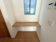 窓付きのスタディカウンターを設置。テレワークやお子様の学習、家事の合間の作業スペースとして活躍します。
