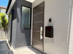 玄関は奥まっていて、人の出入りが見えにくいので防犯面も安心です。