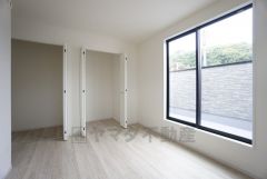 バルコニーに面した洋室です。大きな窓からやわらかな陽が差し込む明るいお部屋です。寝室としてもおすすめです。