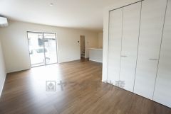 家族が集まる開放的なリビング。思い思いの時間を過ごしたり食事をしたり、素敵な団らんの場になりますね。