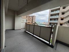 南向きで奥行のあるバルコニーです。屋根がついているので、急な雨でも雨をしのげます。
