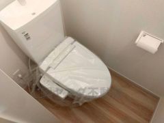 ウォシュレット付きトイレです。1階2階の2ヶ所にトイレがあるので、忙しい朝にもゆとりができますね＾＾