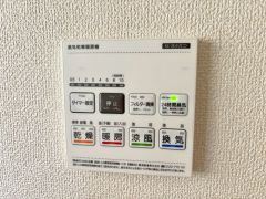雨の日の洗濯も安心できる浴室暖房乾燥機付き浴室。リモコンで操作もボタン1つで簡単です。
