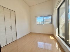 バルコニーに面した7帖の寝室です。東向きの大きな窓から爽やかな朝日がしっかりと取り込まれ、快適生活の始まりに＾＾