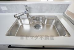 大きなお鍋も楽々洗える幅の広いシンクです＾＾ステンレスシンクなので簡単にお掃除できますよ。洗剤やスポンジもすっきりできる収納付き。