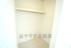 ウォークインクローゼット付き＾＾ハンガーパイプ下にボックスを置いて、枕棚を活用して、たっぷりと収納できそうです＾＾