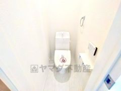 ウォシュレット付きトイレです。1階2階の2ヶ所にトイレがあるので、忙しい朝にもゆとりができますね＾＾