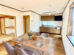 （家具はCGによるイメージとなります。）キッチンは壁付けタイプのため、ダイニングスペースを広く有効活用でき、家族団らんの時間をゆったりとお過ごしいただけます。