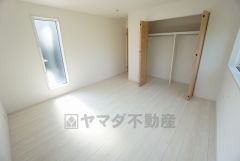 住む人のこだわりを活かす洋室＾＾日当たりがよく、寝室としての利用もおすすめ。広めのクローゼットもあり荷物もすっきり片付けれ、ゆとりのある暮らしが出来ます＾＾