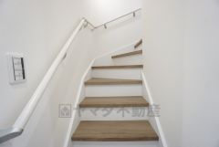 小さなお子様やご高齢の方にも配慮された手摺り付き階段です。