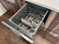 食後の時間にゆとりを与えてくれる食器洗い乾燥機。操作ボタンも上面にあるので、腰をかがめずに操作が楽々。