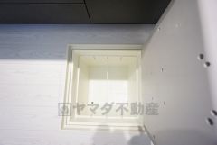 キッチンには床下収納があります。長期保管ができるもの、あまり使わないもの、シーズンもの、防災グッズなどを入れておくのもいいですね。