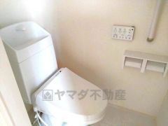 ウォシュレット付きトイレです。1階2階の2ヶ所にトイレがあるので、忙しい朝にもゆとりができますね＾＾ 温水洗浄便座リモコン付き。