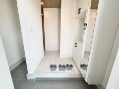 シューズボックス対面には、シューズクロークがあります。お子様用の遊び道具、ゴルフバッグなど収納できそうですね＾＾
