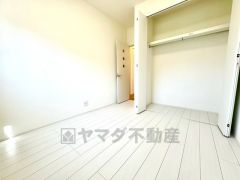 大きめのクローゼットがついた使いやすい洋室です。すっきりと整理整頓できるので気持ちよくすごせます＾＾