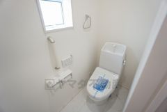 温水洗浄機付トイレです。節水機能もあるので、安心して使えますね。もちろん、1階2階の2ヶ所にトイレがあるので、忙しい朝にもゆとりができますね。