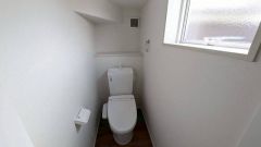 1階2階の2ヶ所にトイレがので、忙しい朝にも家族に気を使わず、ゆとりが生まれますね＾＾小窓付きで換気する時に便利です＾＾