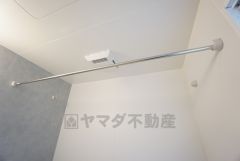 浴室には衣類の吊り下げ用パイプがあります。雨の日や外気の状態が気になる時は浴室乾燥機と組み合わせて使えるので、お洗濯の悩みが軽減できそうです。
