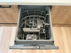炊事時間を大幅に短縮できる食器洗浄乾燥機付き＾＾食器を洗う手間が減るので家族とのコミュニケーションの時間や自分の時間が増えますね。