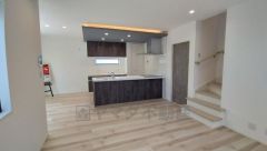 大きな窓のあるリビングは、陽光あふれる明るい空間です。居心地良く、ご家族皆がゆったり寛げる憩いの空間となりそうです。