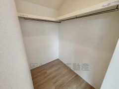 洋室にはハンガーパイプ付きのウォークインクローゼットが設けられています。たっぷり収納できるので衣替えの心配もいりませんね＾＾