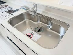 大きなお鍋も楽々洗える、幅が広いシンク。 洗剤や石鹸、スポンジもすっきりできる収納付き。浄水器が一体化した水栓シャワーが付いているので、節水効果もありますね＾＾