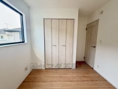 各居室にはクローゼットを完備。お荷物が多い方でもすっきり収納できますよ。