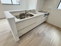 対面式キッチンなのでリビングにいるご家族とコミュニケーションを取りながら洗い物や、お料理が楽しめそうですね＾＾1階2階の2ヶ所にトイレがありますので、忙しい朝にも家族に気を使わず、ゆとりが生まれますね