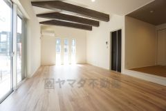 大きな掃き出し窓のあるリビングは、陽光あふれる明るい空間です。ゆったりと寛げる憩いの場となりそうです。