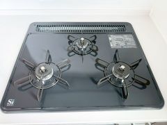 3種類の料理が同時に調理できる、3口ガスコンロ。忙しい朝食やお弁当作りも効率良くお料理できますね＾＾
