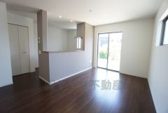 大きな掃き出し窓のあるリビングは、陽光あふれる明るい空間です。ゆったりと寛げる憩いの場となりそうです。