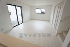 大きな窓のあるリビングは陽光あふれる明るい空間です。居心地良く、ご家族皆がゆったり寛げる憩いの空間となりそうです。