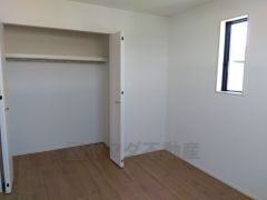 クローゼット付きなので、すっきりと整理整頓でき気持ちよく過ごせますね＾＾