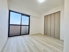 バルコニーに面していて日当たりがよく、寝室としての利用もおすすめです＾＾