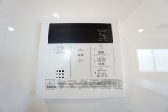 キッチン横からお湯張り、追い炊き、足し湯がボタン一つで楽々操作できる給湯機リモコンです＾＾忙しい夕飯の準備の時間帯に重宝しますね。