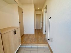 採光も考えられた明るい玄関です。玄関にはシューズボックスとは別に、収納が付いているので、玄関回りの収納に困りませんね＾＾