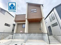 1号棟：3LDK＾＾吹抜とデザイン階段を採用した解放感あるおしゃれなリビング空間。 便利なスマートキーを採用＾＾