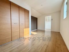 7.7帖の主寝室はWICと大型クローゼットを完備しているので、すっきりと整理整頓でき気持ちよく過ごせます。